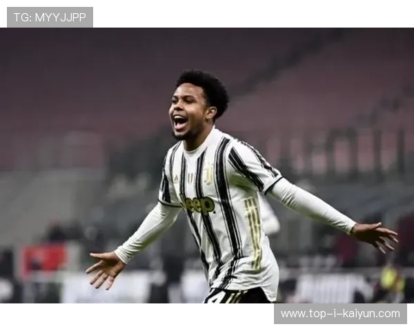 尤文中场一脚直塞，麦肯尼插上抢点致命一击